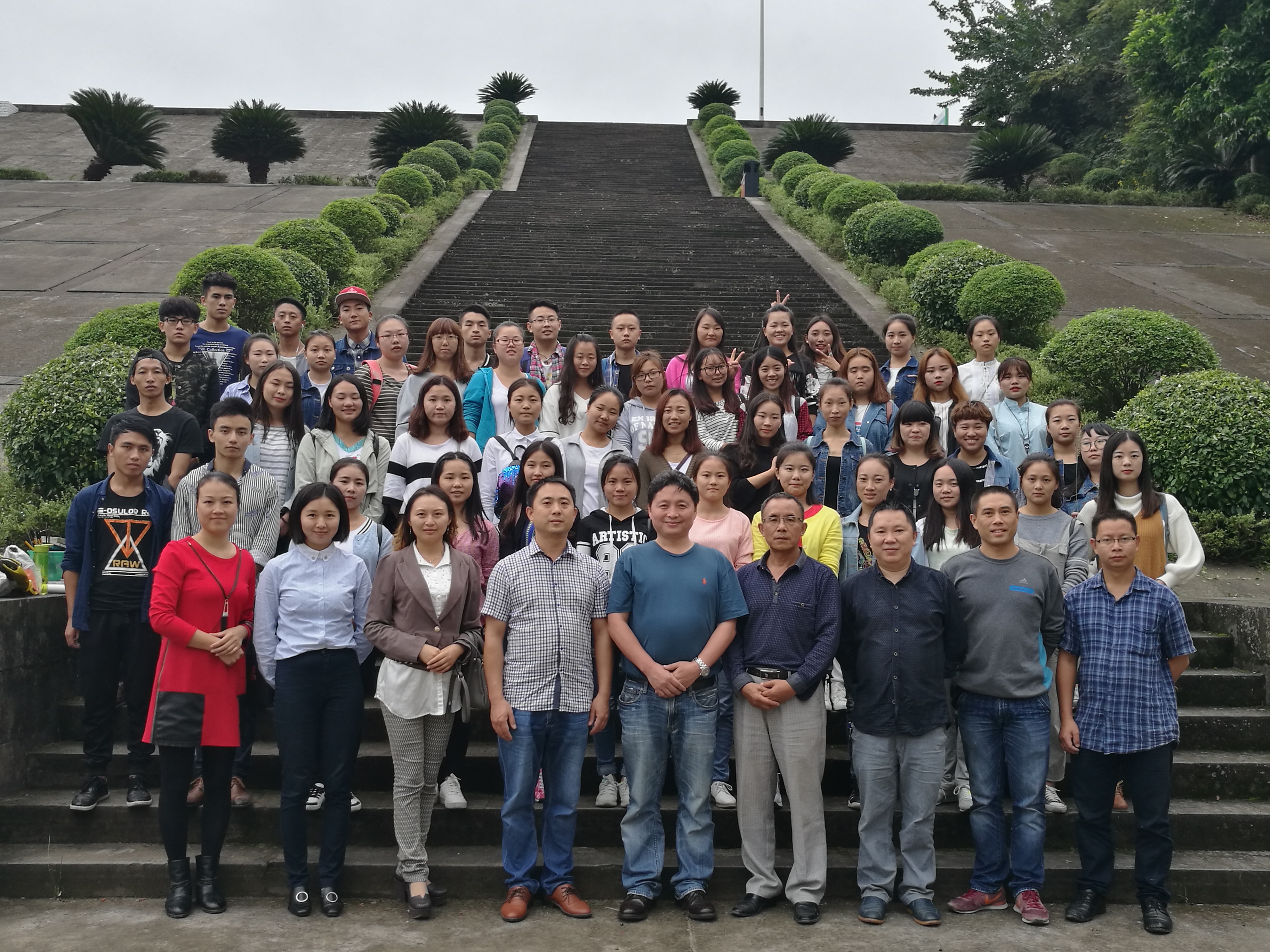 林茂教授摔中央美院研究生到广安写生采风活动大合影